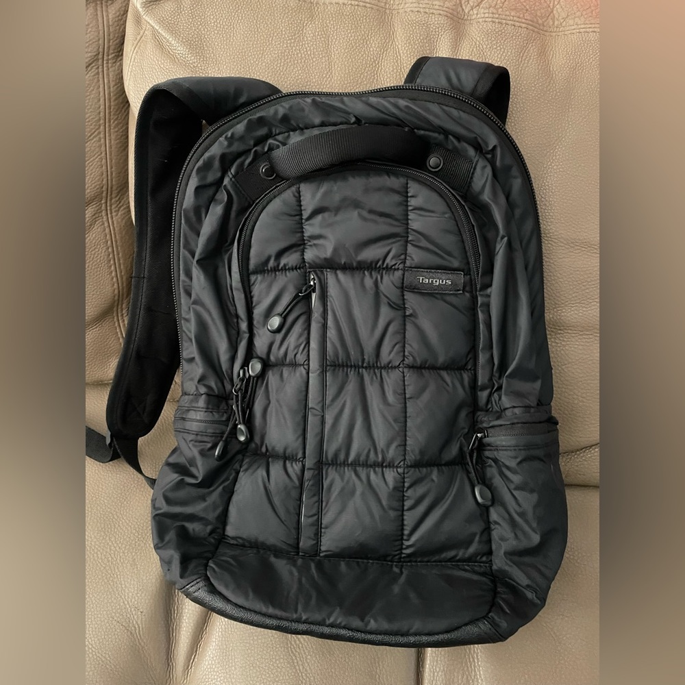 Targus loptop backpack. Black. Several compartments.